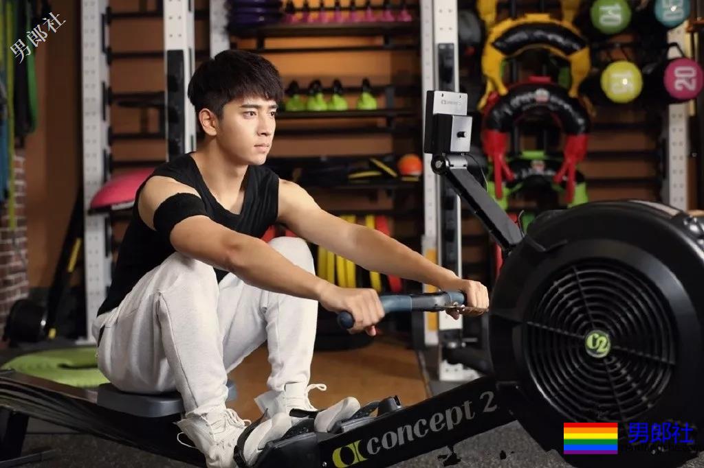 刘昊然新剧解锁新造型，豪华阵容中竟有这么多高颜好肉的小鲜肉！ - 51虹马