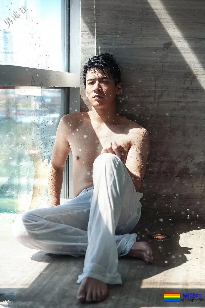 刘昊然新剧解锁新造型，豪华阵容中竟有这么多高颜好肉的小鲜肉！ - 51虹马