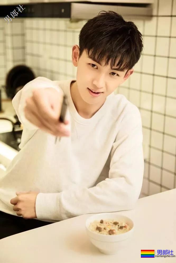 刘昊然新剧解锁新造型，豪华阵容中竟有这么多高颜好肉的小鲜肉！ - 51虹马