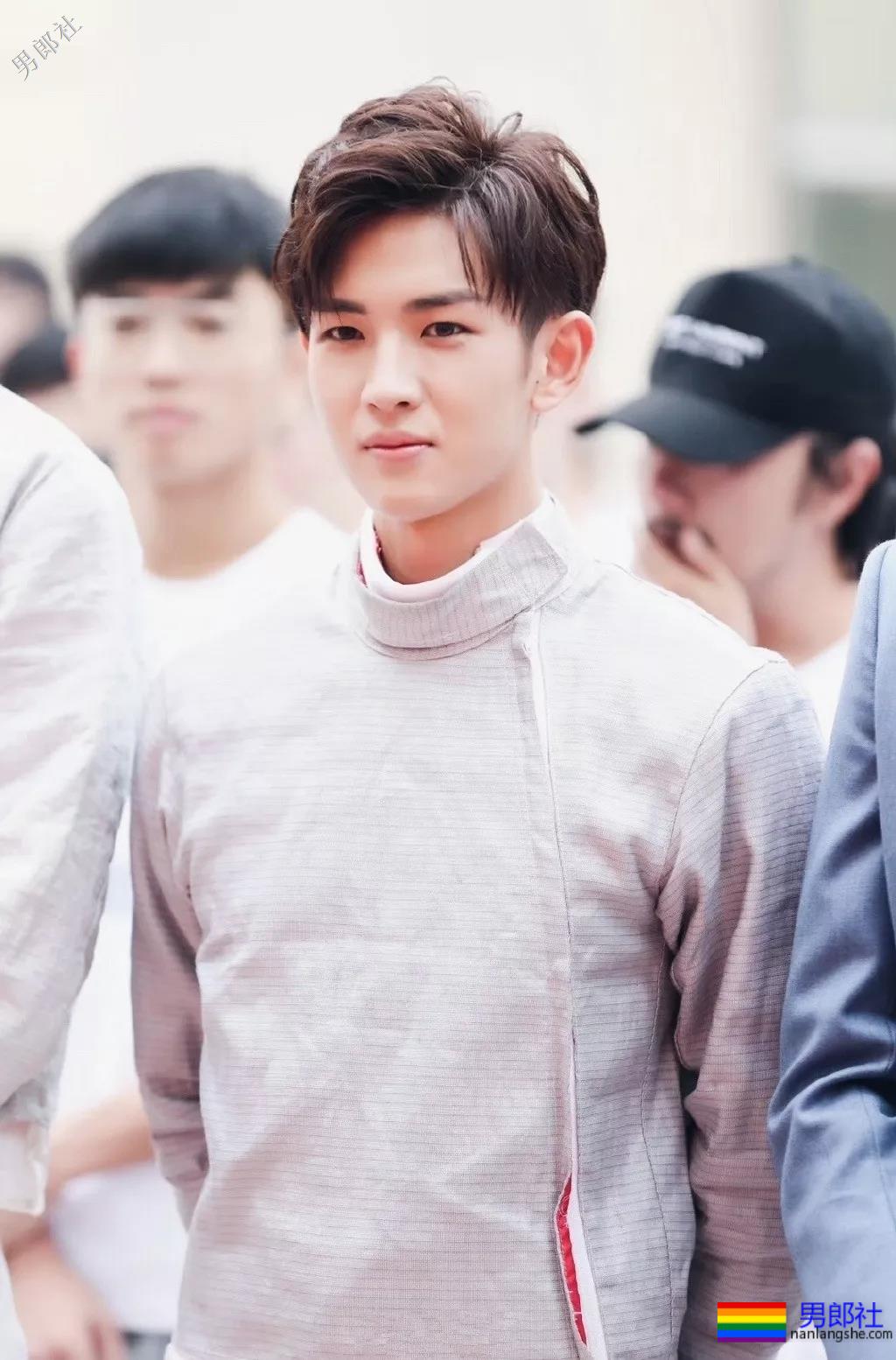 刘昊然新剧解锁新造型，豪华阵容中竟有这么多高颜好肉的小鲜肉！ - 51虹马