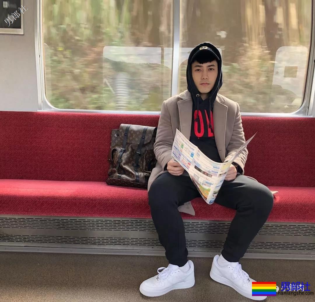 地铁帅哥撞脸钟汉良火了，这颜值让人抗不住了？！ - 51虹马