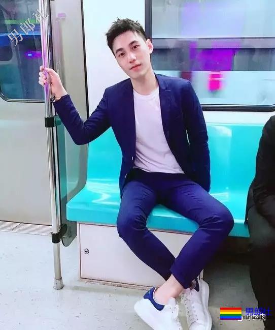 地铁帅哥撞脸钟汉良火了，这颜值让人抗不住了？！ - 51虹马