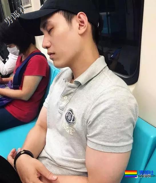 地铁帅哥撞脸钟汉良火了，这颜值让人抗不住了？！ - 51虹马