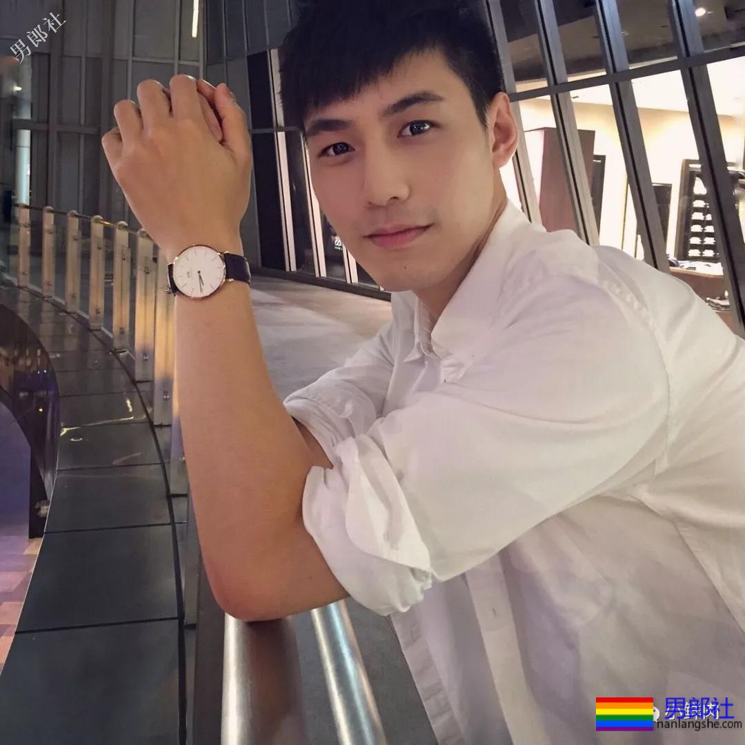 地铁帅哥撞脸钟汉良火了，这颜值让人抗不住了？！ - 51虹马