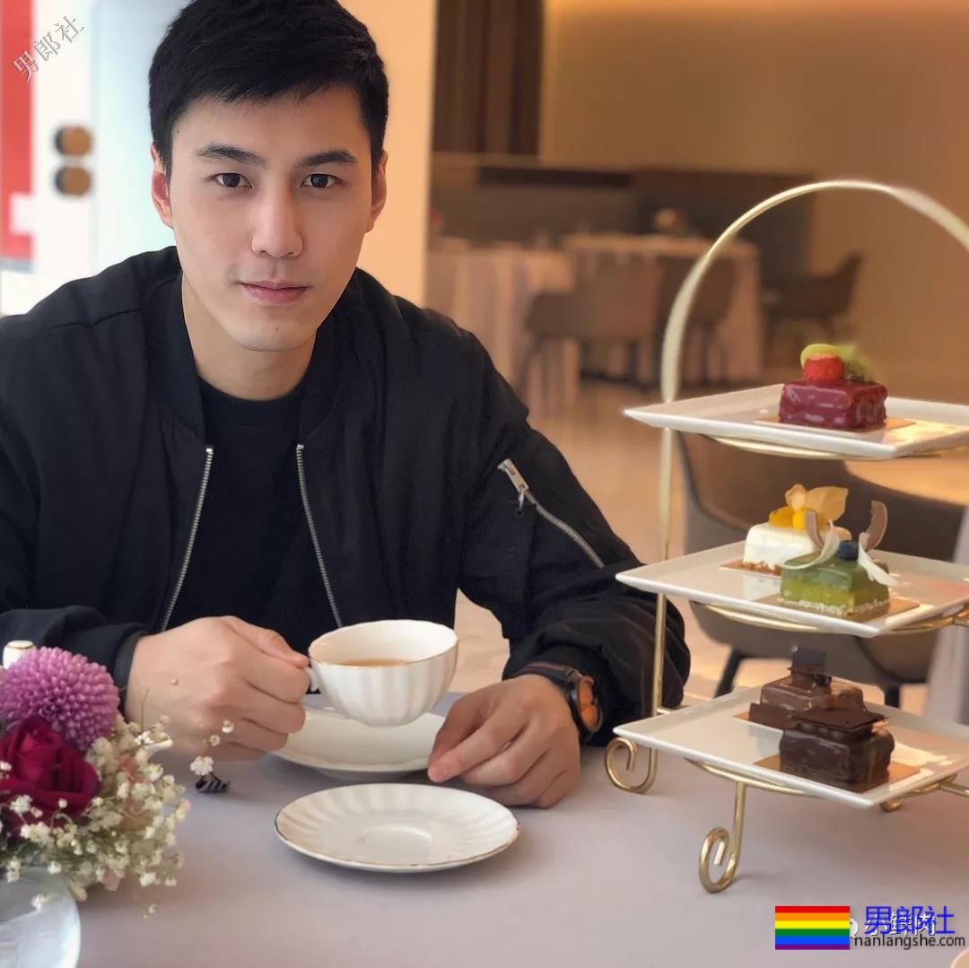 地铁帅哥撞脸钟汉良火了，这颜值让人抗不住了？！ - 51虹马