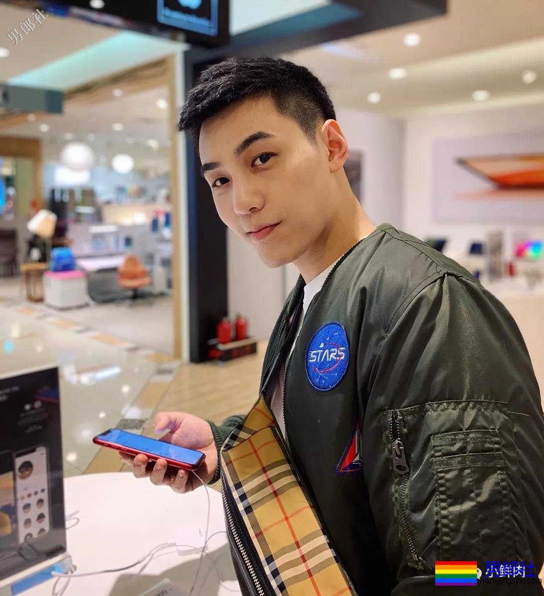 地铁帅哥撞脸钟汉良火了，这颜值让人抗不住了？！ - 51虹马