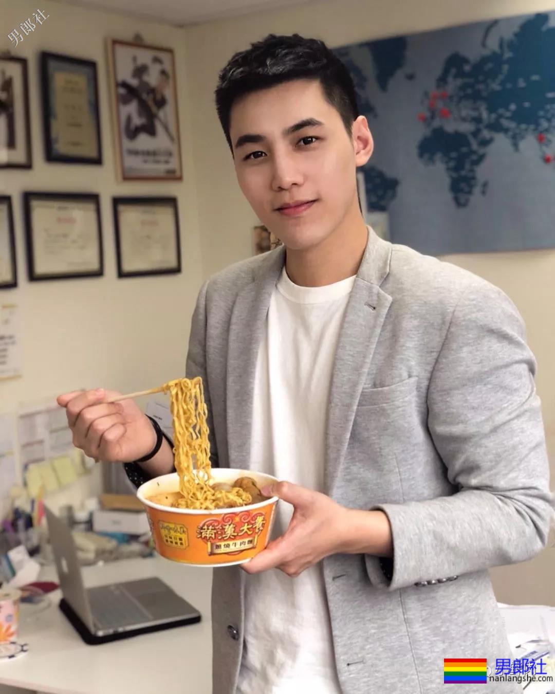 地铁帅哥撞脸钟汉良火了，这颜值让人抗不住了？！ - 51虹马