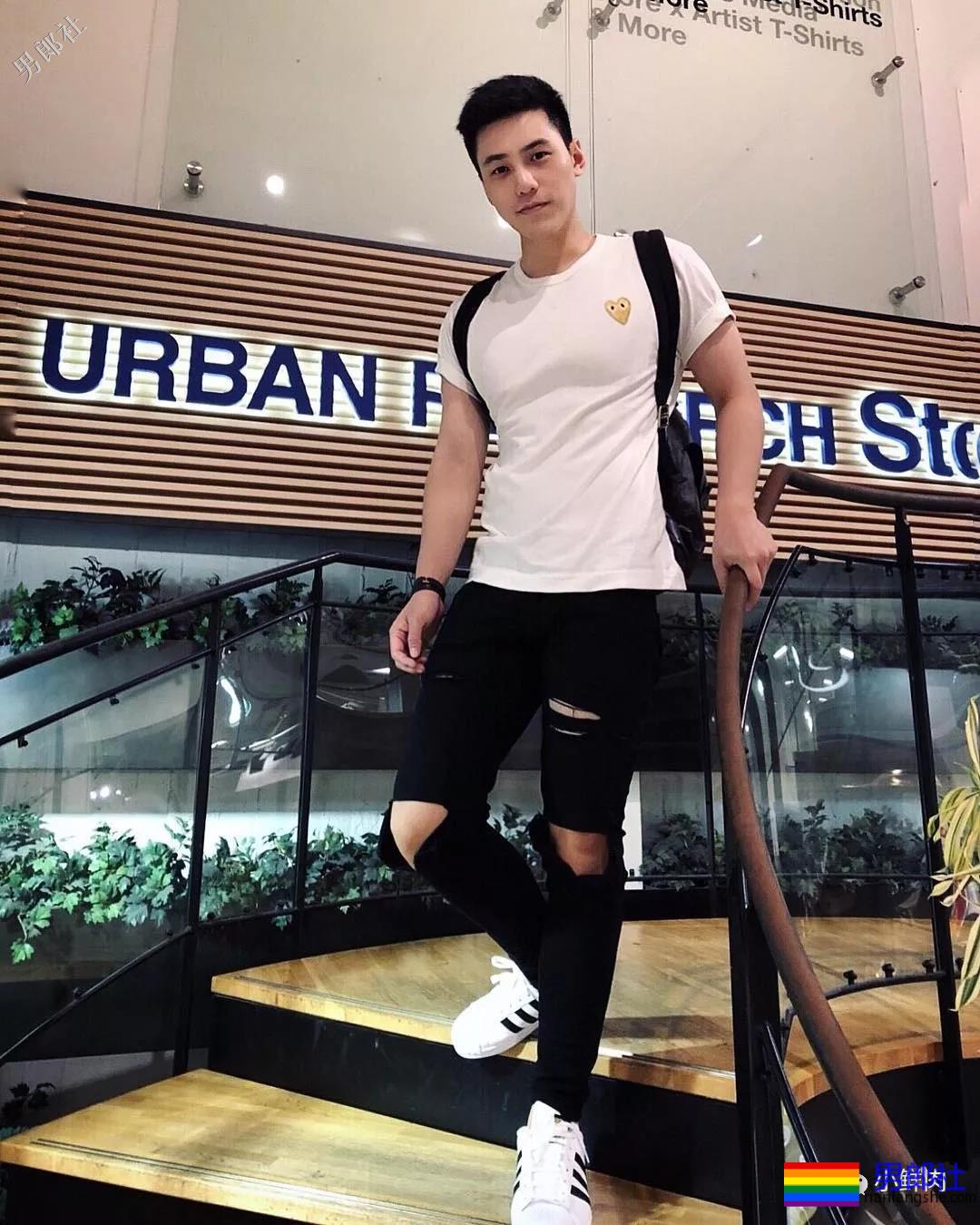 地铁帅哥撞脸钟汉良火了，这颜值让人抗不住了？！ - 51虹马