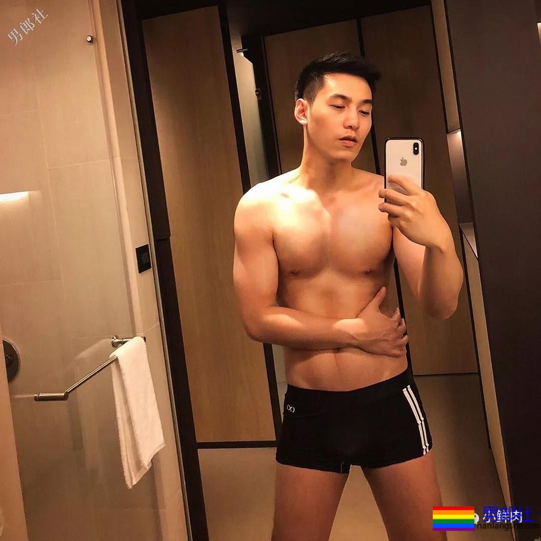 地铁帅哥撞脸钟汉良火了，这颜值让人抗不住了？！ - 51虹马