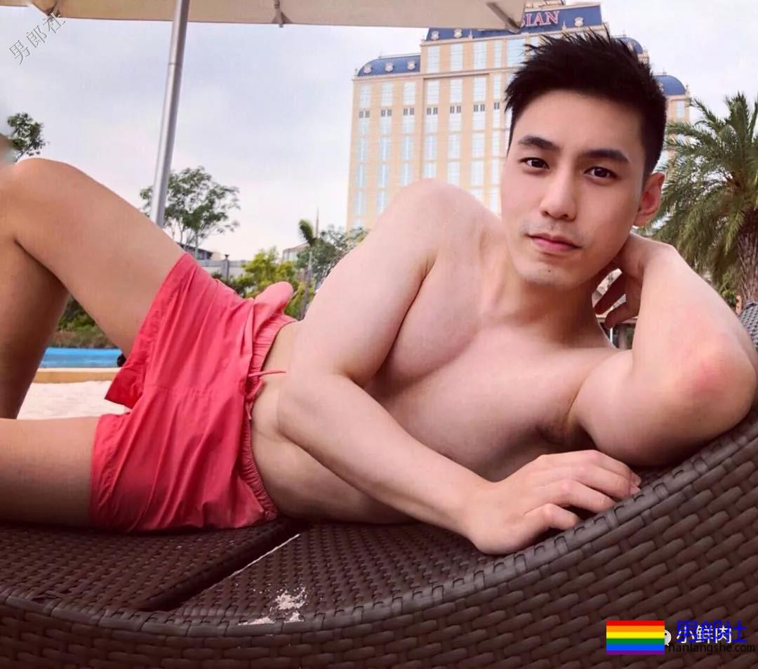 地铁帅哥撞脸钟汉良火了，这颜值让人抗不住了？！ - 51虹马