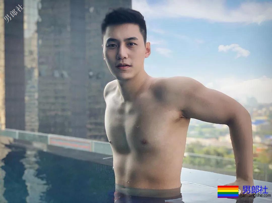 地铁帅哥撞脸钟汉良火了，这颜值让人抗不住了？！ - 51虹马