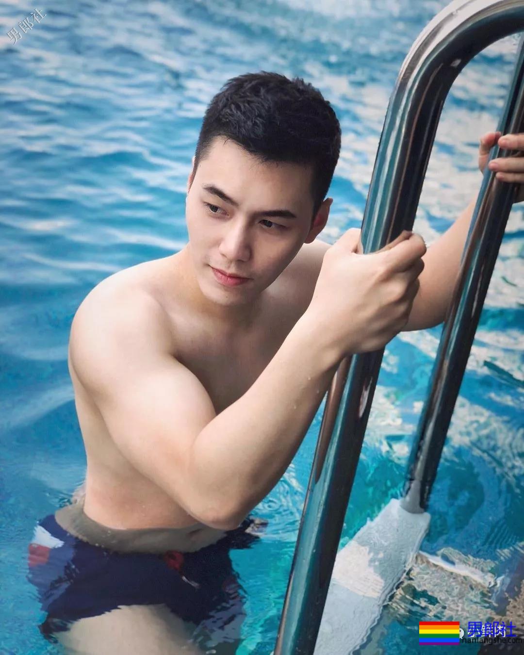 地铁帅哥撞脸钟汉良火了，这颜值让人抗不住了？！ - 51虹马