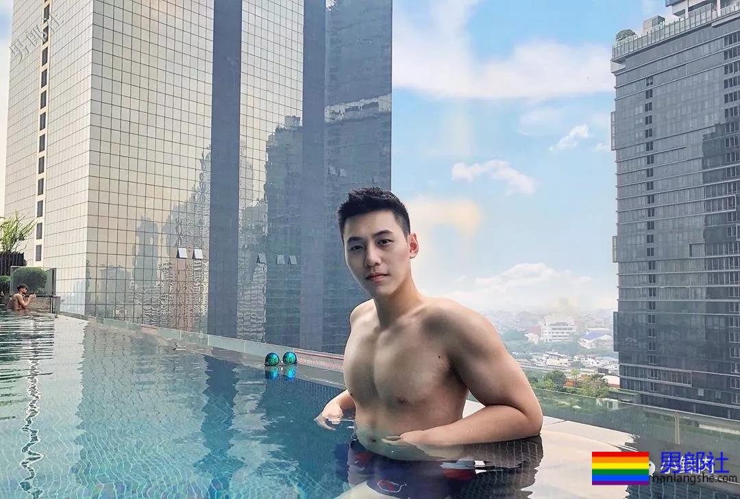 地铁帅哥撞脸钟汉良火了，这颜值让人抗不住了？！ - 51虹马