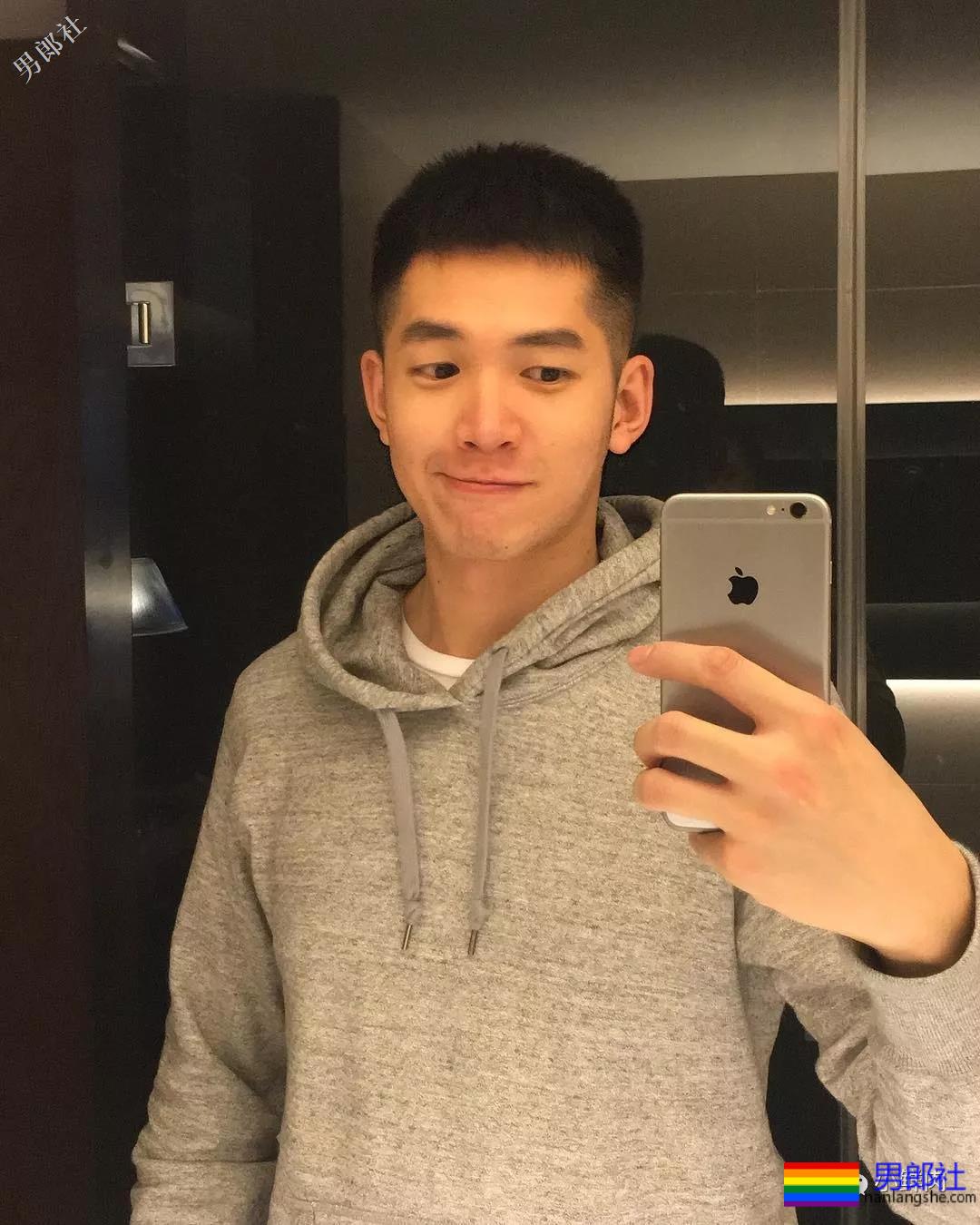 地铁帅哥撞脸钟汉良火了，这颜值让人抗不住了？！ - 51虹马