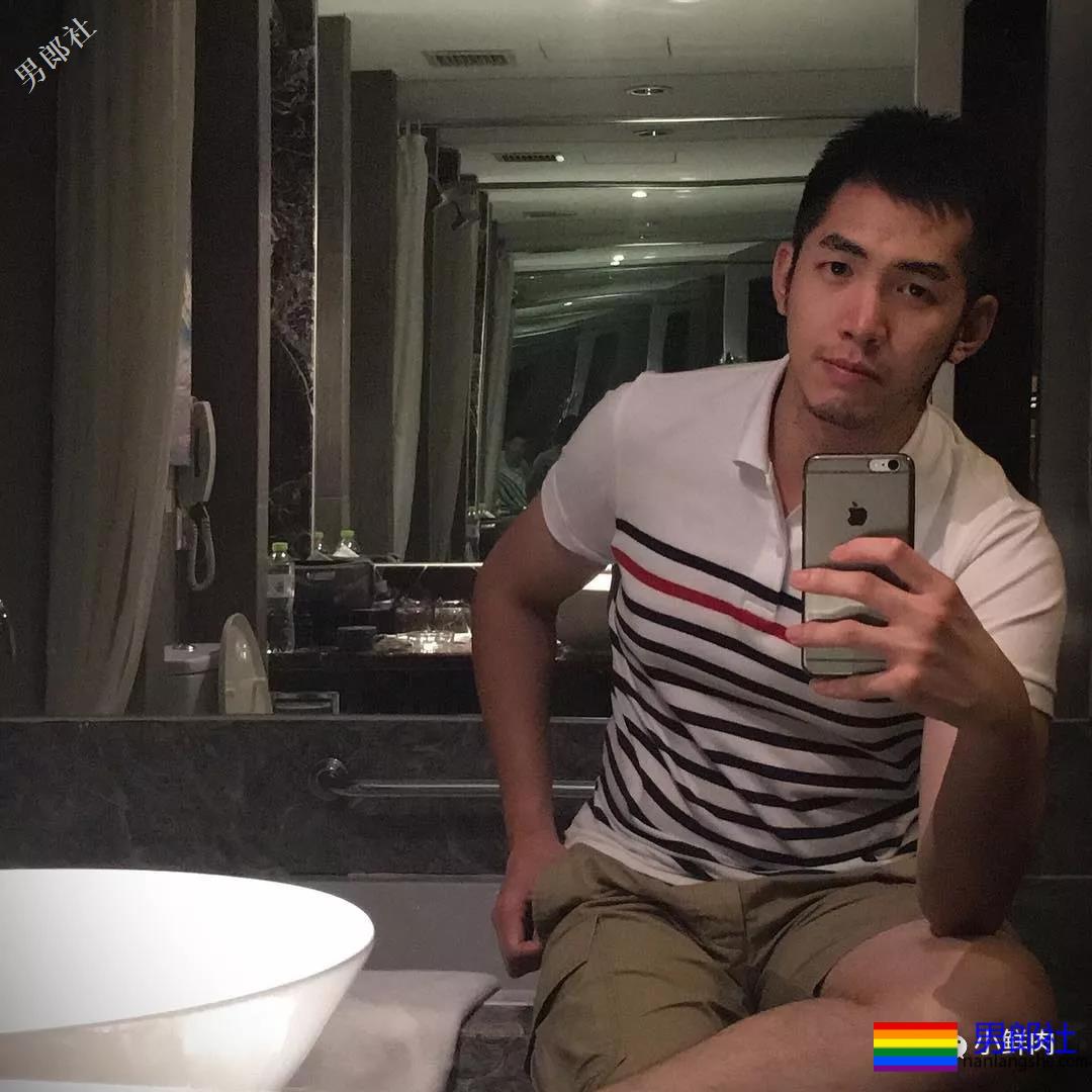 地铁帅哥撞脸钟汉良火了，这颜值让人抗不住了？！ - 51虹马