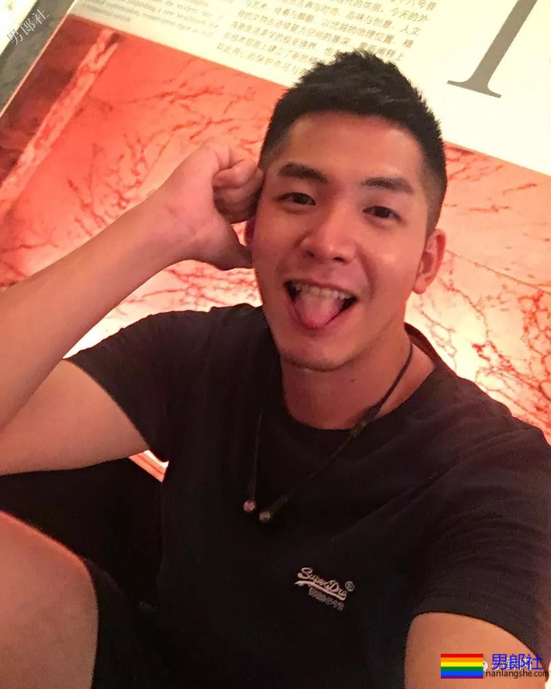 地铁帅哥撞脸钟汉良火了，这颜值让人抗不住了？！ - 51虹马