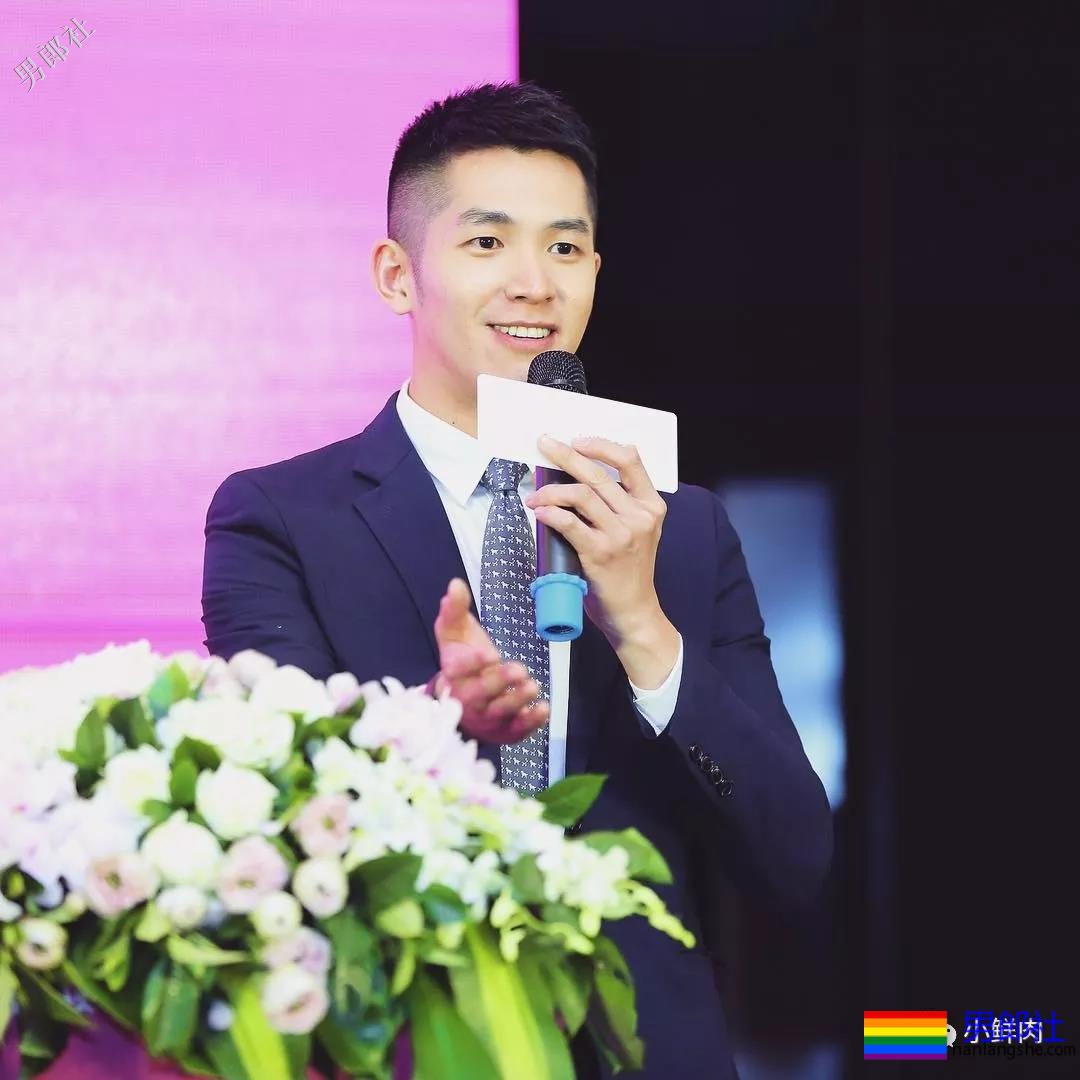 地铁帅哥撞脸钟汉良火了，这颜值让人抗不住了？！ - 51虹马