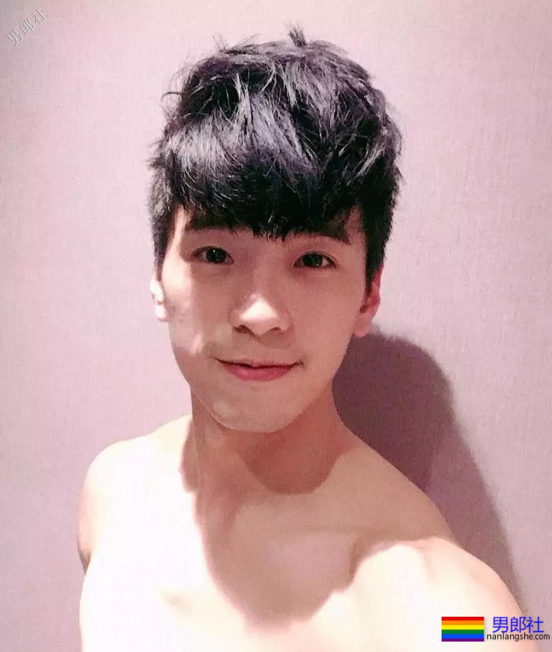 公狗腰小狼狗胡嘉豪。泳池走光引围观！ - 51虹马