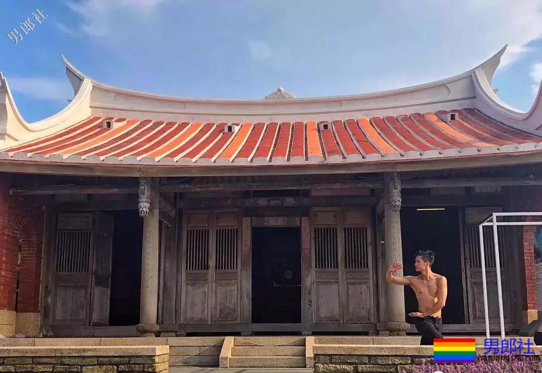 公狗腰小狼狗胡嘉豪。泳池走光引围观！ - 51虹马