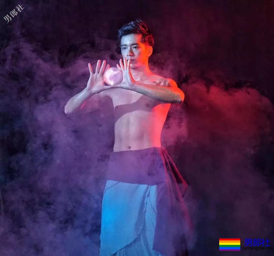 公狗腰小狼狗胡嘉豪。泳池走光引围观！ - 51虹马