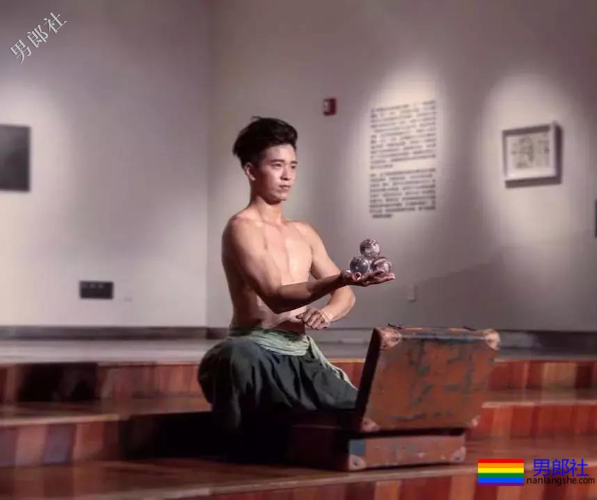 公狗腰小狼狗胡嘉豪。泳池走光引围观！ - 51虹马