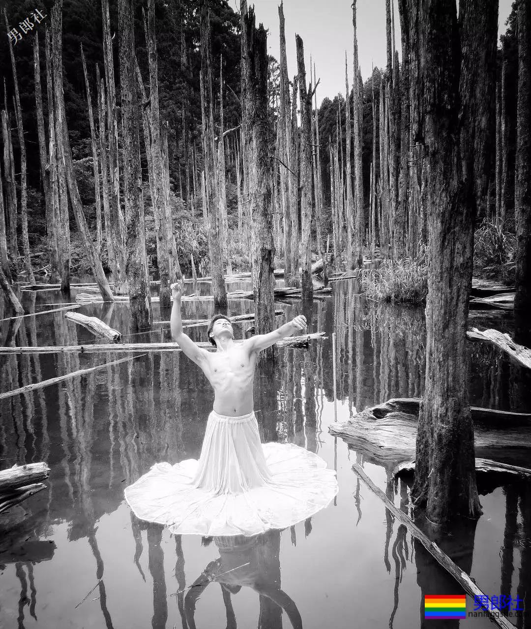 公狗腰小狼狗胡嘉豪。泳池走光引围观！ - 51虹马