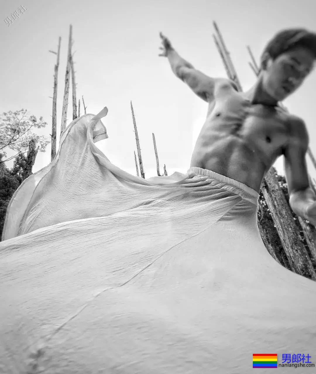 公狗腰小狼狗胡嘉豪。泳池走光引围观！ - 51虹马