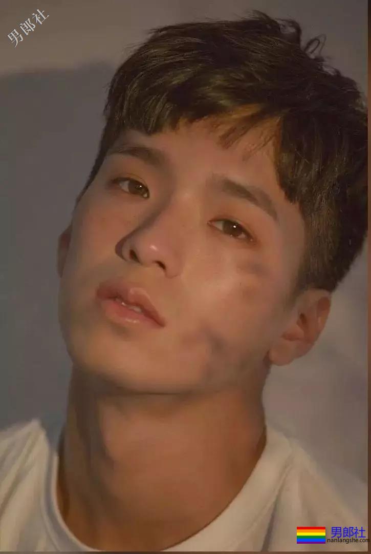 公狗腰小狼狗胡嘉豪。泳池走光引围观！ - 51虹马