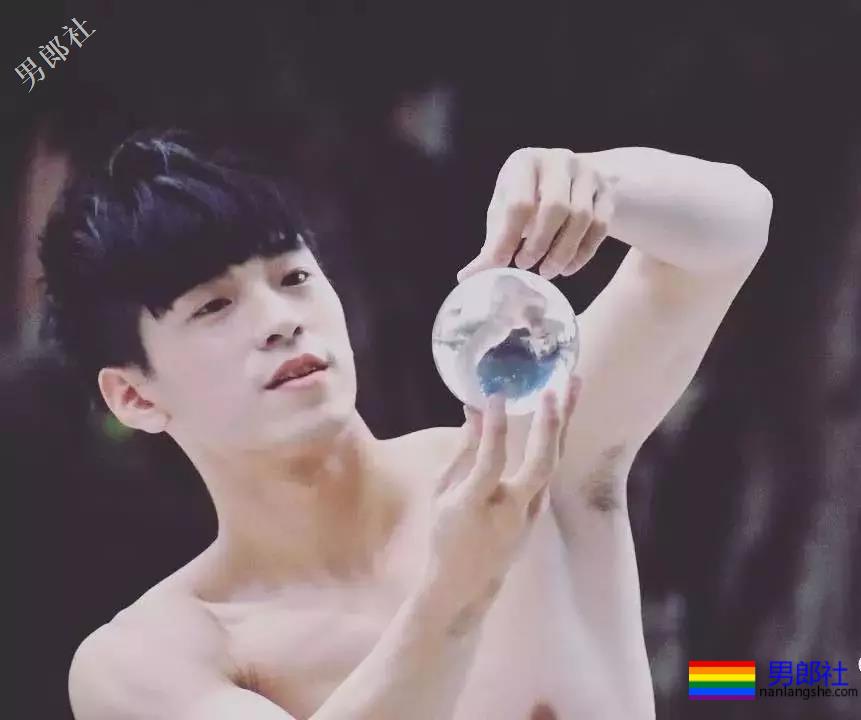 公狗腰小狼狗胡嘉豪。泳池走光引围观！ - 51虹马