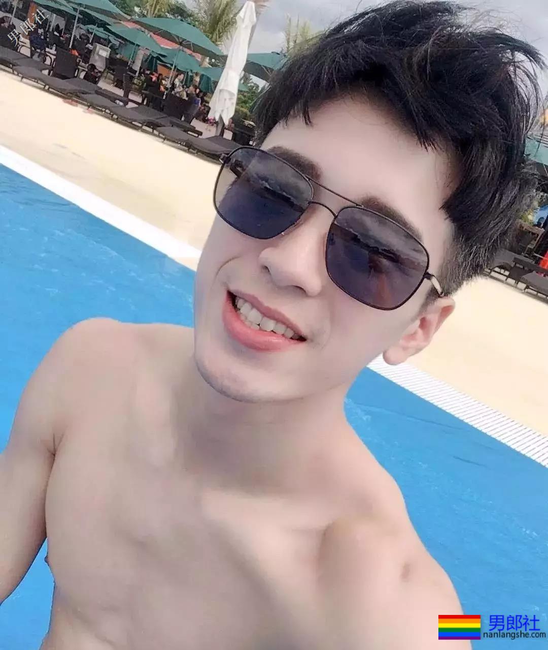 公狗腰小狼狗胡嘉豪。泳池走光引围观！ - 51虹马