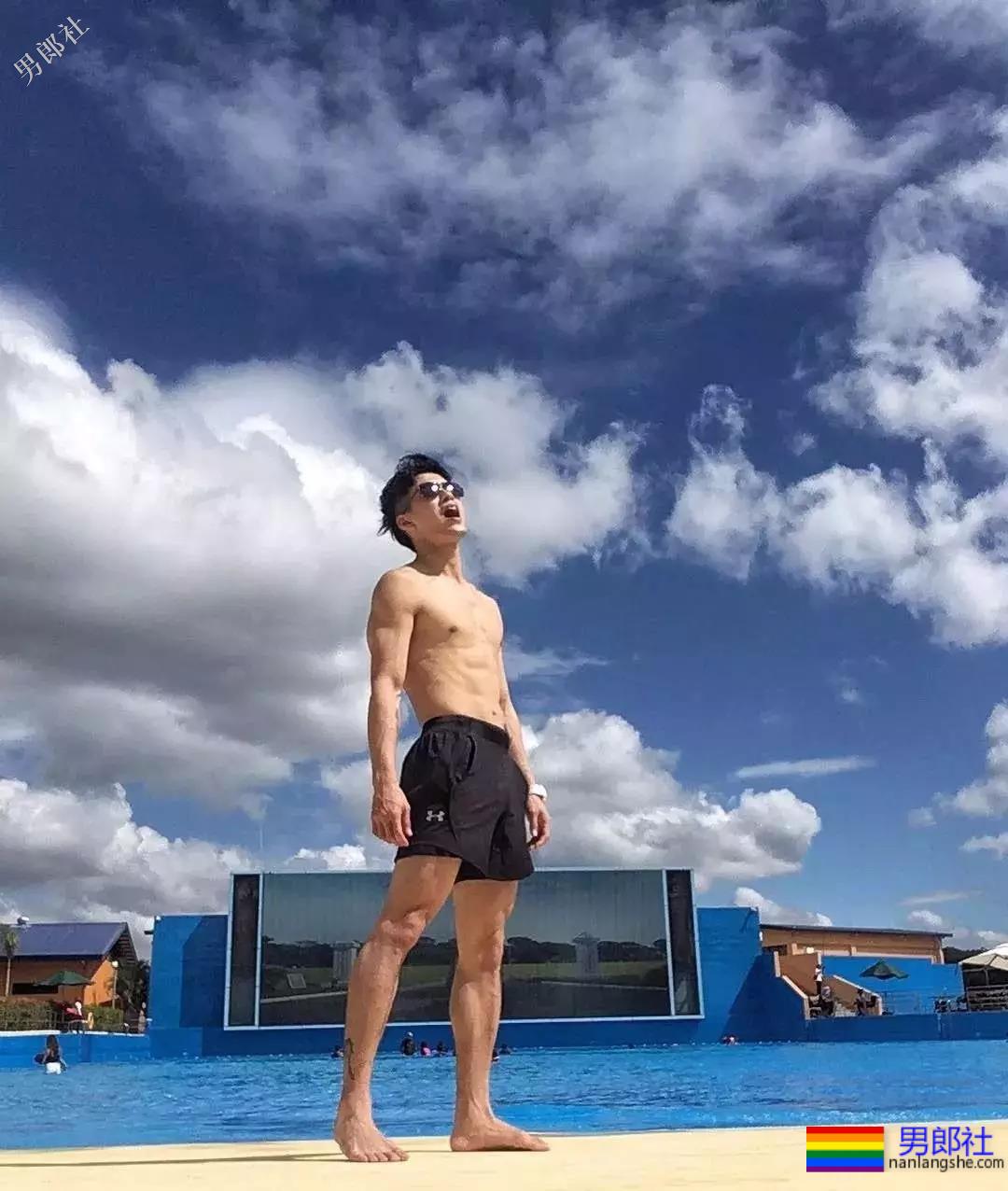 公狗腰小狼狗胡嘉豪。泳池走光引围观！ - 51虹马