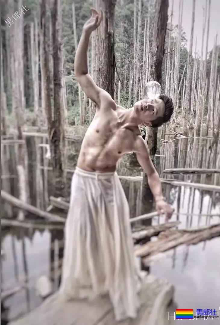 公狗腰小狼狗胡嘉豪。泳池走光引围观！ - 51虹马