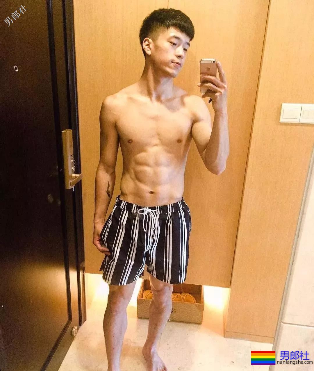 公狗腰小狼狗胡嘉豪。泳池走光引围观！ - 51虹马