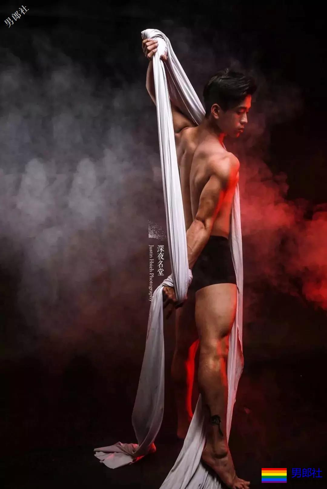 公狗腰小狼狗胡嘉豪。泳池走光引围观！ - 51虹马