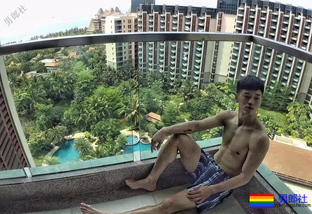 公狗腰小狼狗胡嘉豪。泳池走光引围观！ - 51虹马