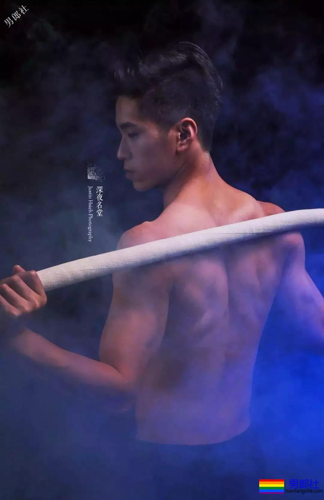 公狗腰小狼狗胡嘉豪。泳池走光引围观！ - 51虹马