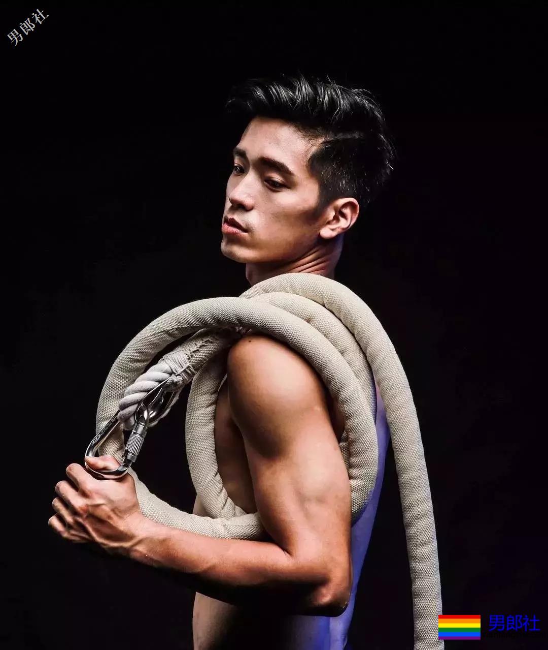 公狗腰小狼狗胡嘉豪。泳池走光引围观！ - 51虹马