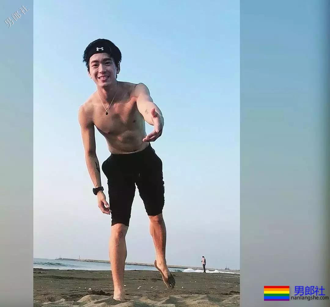 公狗腰小狼狗胡嘉豪。泳池走光引围观！ - 51虹马