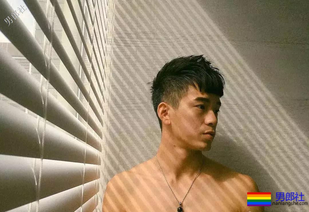 公狗腰小狼狗胡嘉豪。泳池走光引围观！ - 51虹马