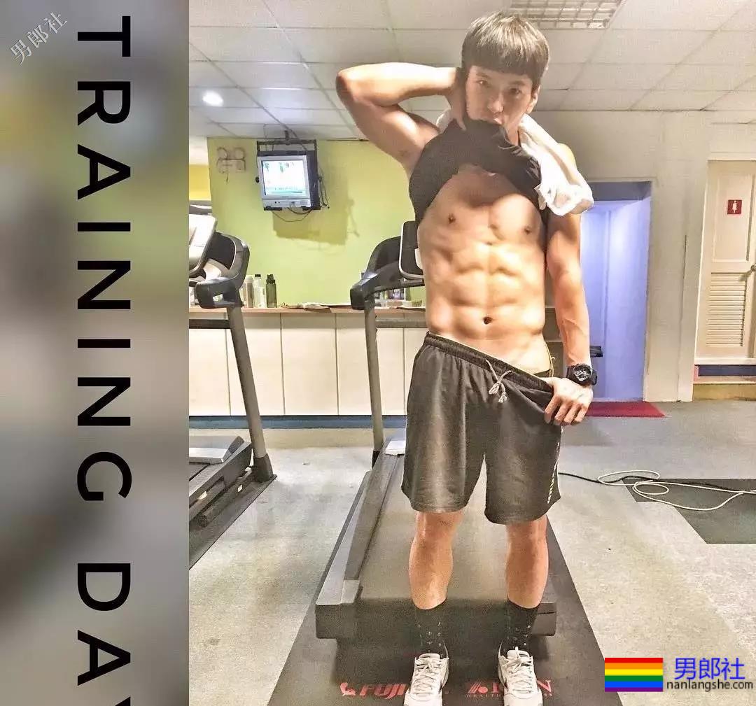 公狗腰小狼狗胡嘉豪。泳池走光引围观！ - 51虹马