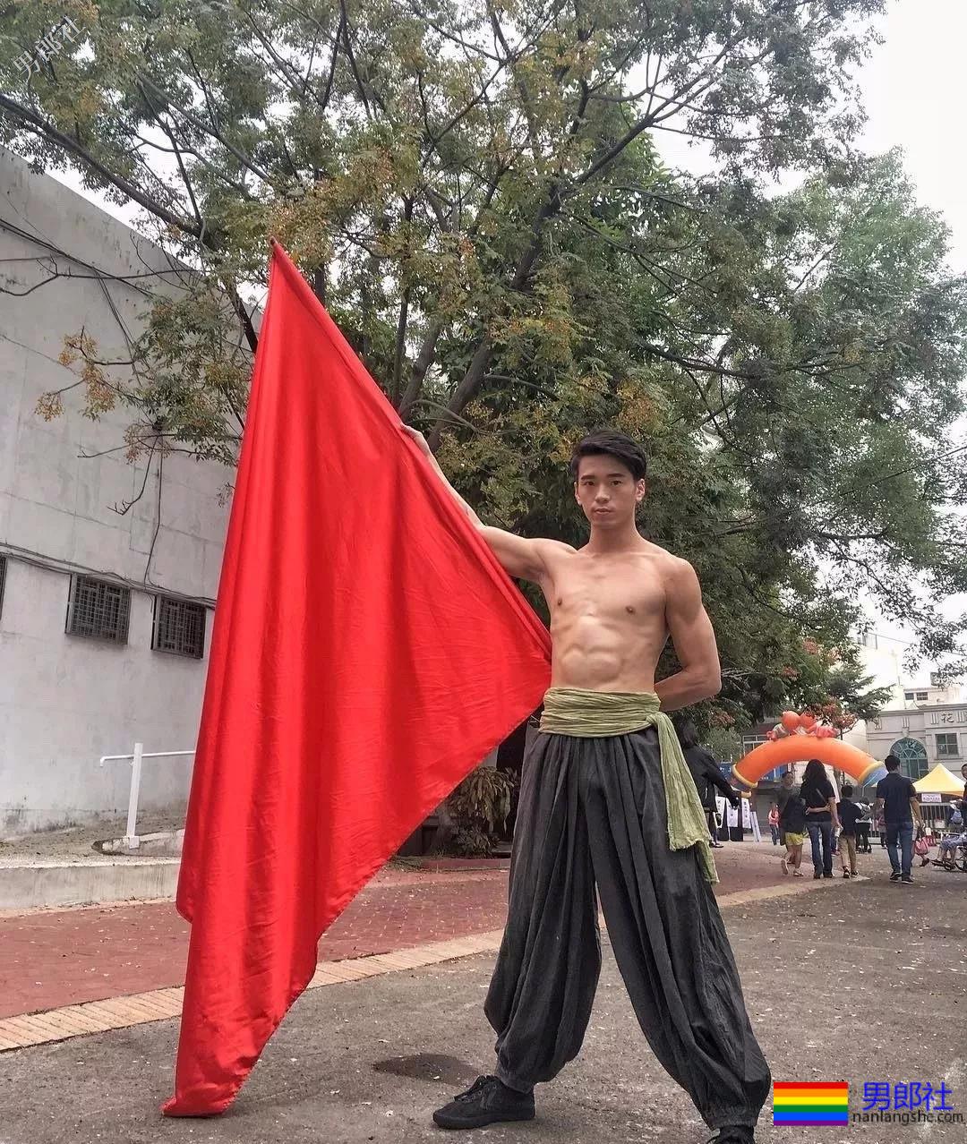 公狗腰小狼狗胡嘉豪。泳池走光引围观！ - 51虹马