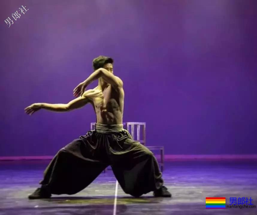 公狗腰小狼狗胡嘉豪。泳池走光引围观！ - 51虹马