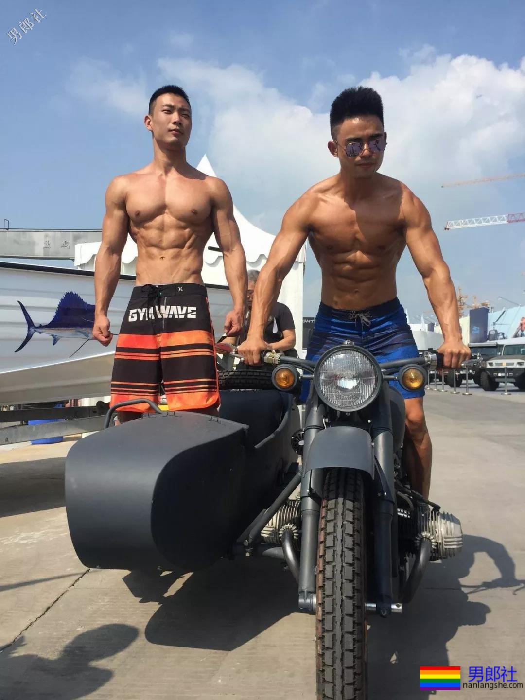 筋肉野模游艇群趴！我都可以！！！ - 51虹马