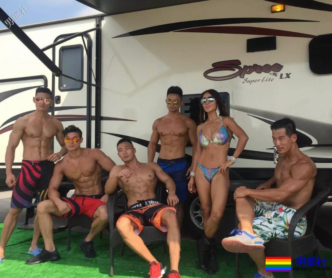 筋肉野模游艇群趴！我都可以！！！ - 51虹马