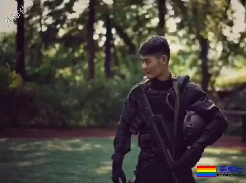 拔掉作迷彩秀身材小哥，正装也遮不住他那让人发抖舔屏的大胸肌！ - 51虹马