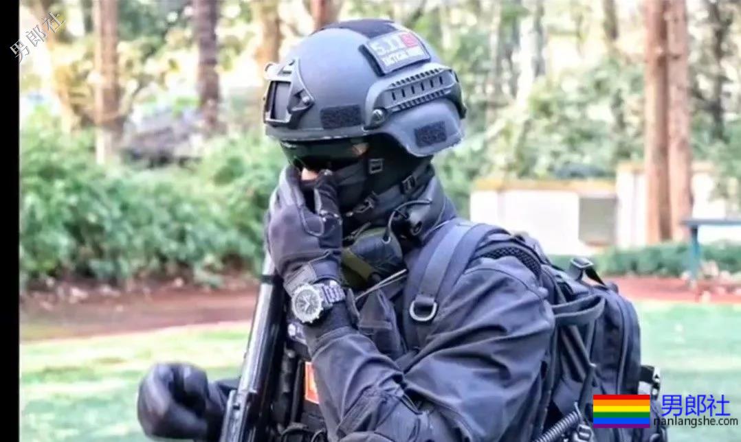 拔掉作迷彩秀身材小哥，正装也遮不住他那让人发抖舔屏的大胸肌！ - 51虹马