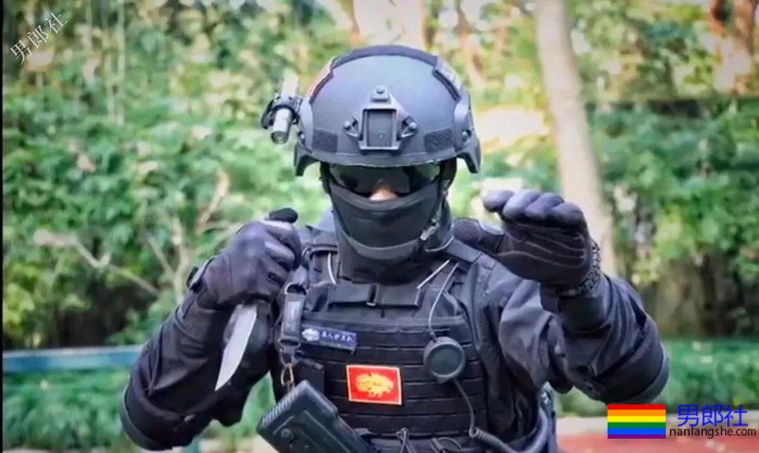 拔掉作迷彩秀身材小哥，正装也遮不住他那让人发抖舔屏的大胸肌！ - 51虹马