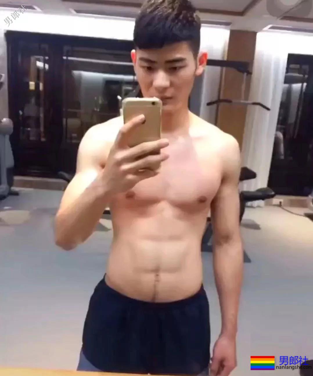 拔掉作迷彩秀身材小哥，正装也遮不住他那让人发抖舔屏的大胸肌！ - 51虹马