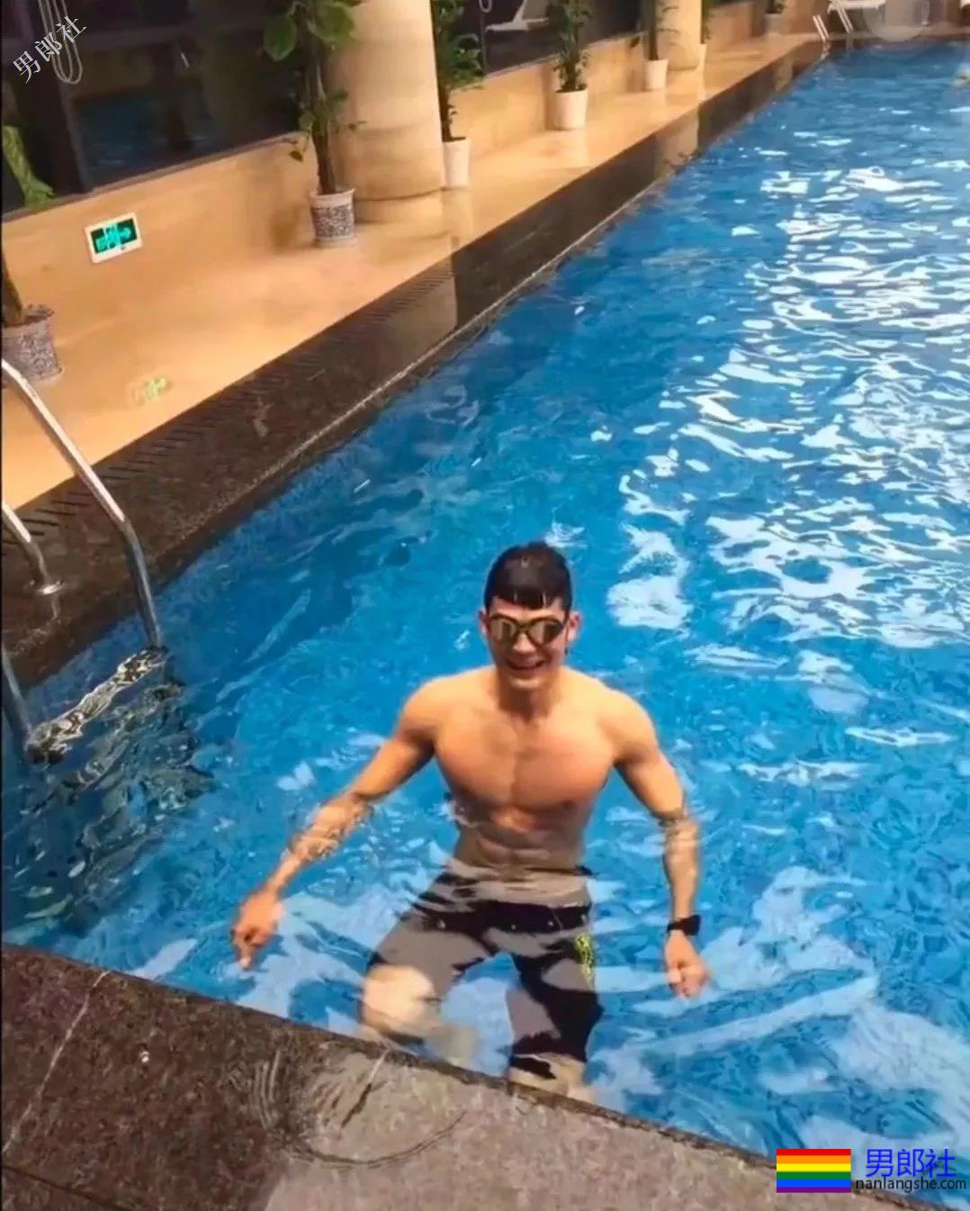 拔掉作迷彩秀身材小哥，正装也遮不住他那让人发抖舔屏的大胸肌！ - 51虹马