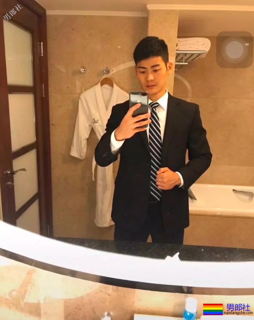 拔掉作迷彩秀身材小哥，正装也遮不住他那让人发抖舔屏的大胸肌！ - 51虹马